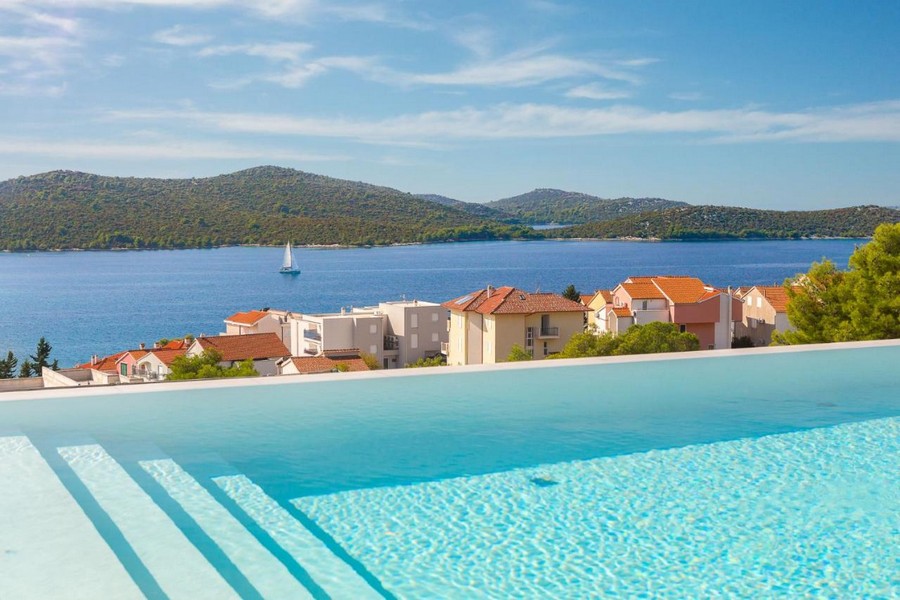 Villa di lusso con piscina a sfioro in vendita in Croazia.