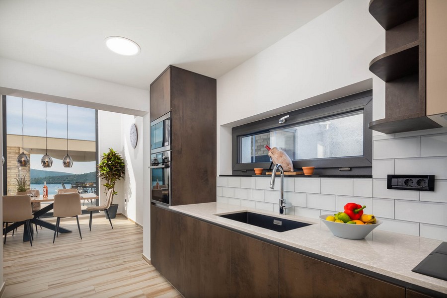 Cucina moderna con zona pranzo e vista mare