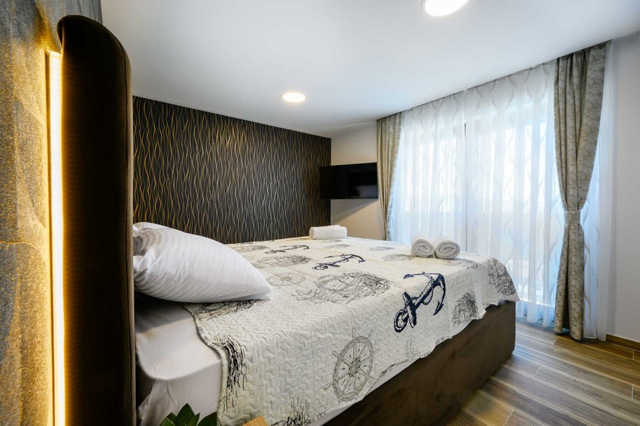 Camera da letto con letto matrimoniale e accesso al balcone
