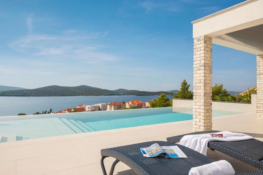 Vista sulla piscina e sul mare dell'immobile di lusso H3665 vicino a Sibenik in Croazia - Panorama Scouting.