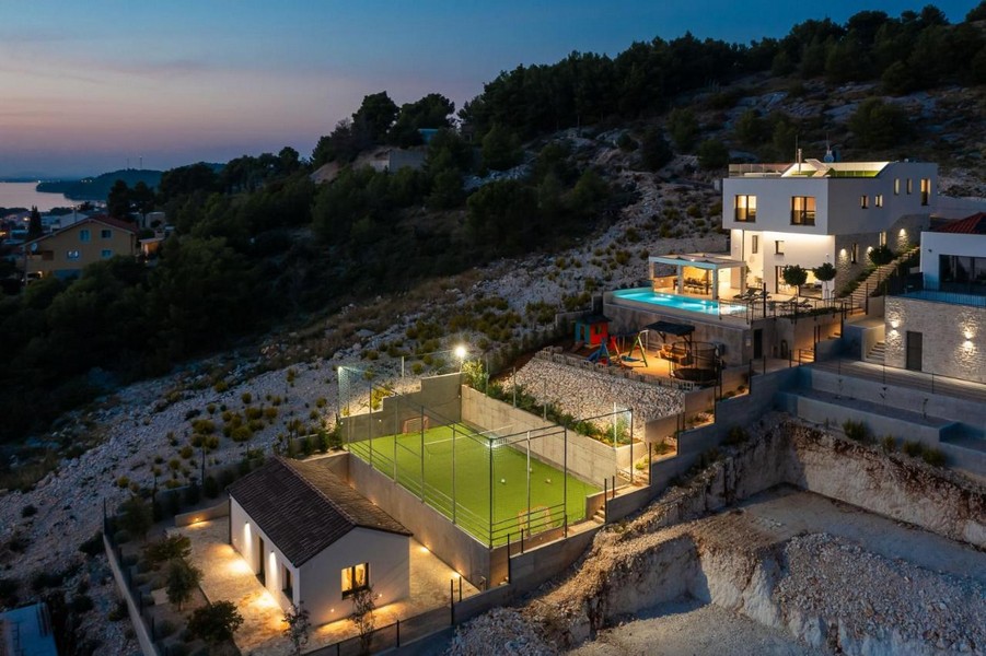 Villa di lusso moderna con campo da calcio in vendita in Croazia.