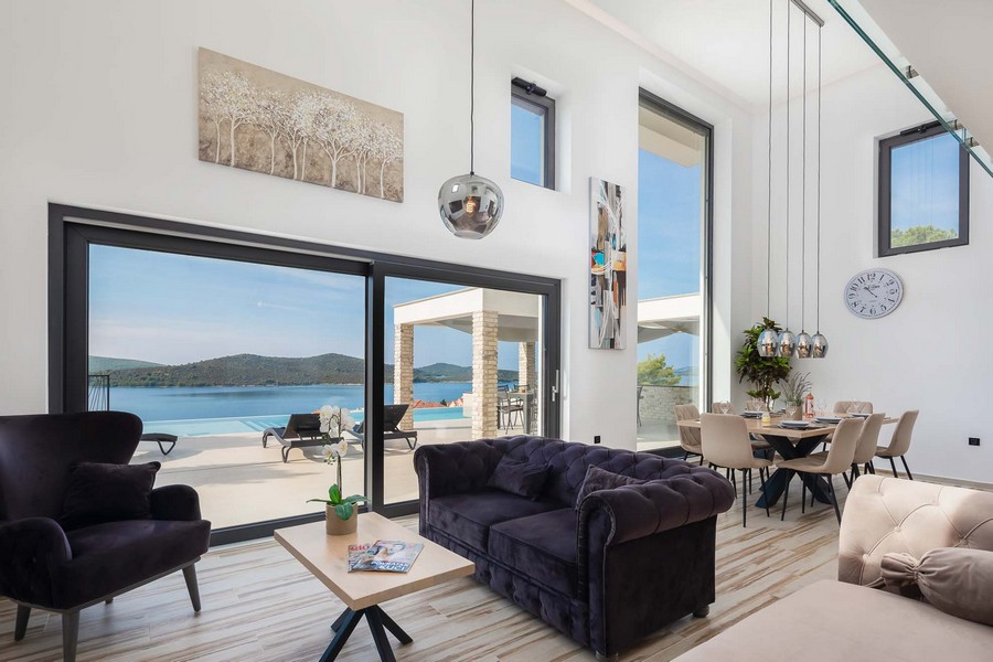 Soggiorno moderno con vista mare e accesso alla terrazza