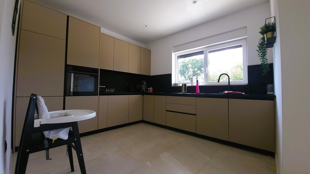 Cucina moderna a incasso con molto spazio di stoccaggio
