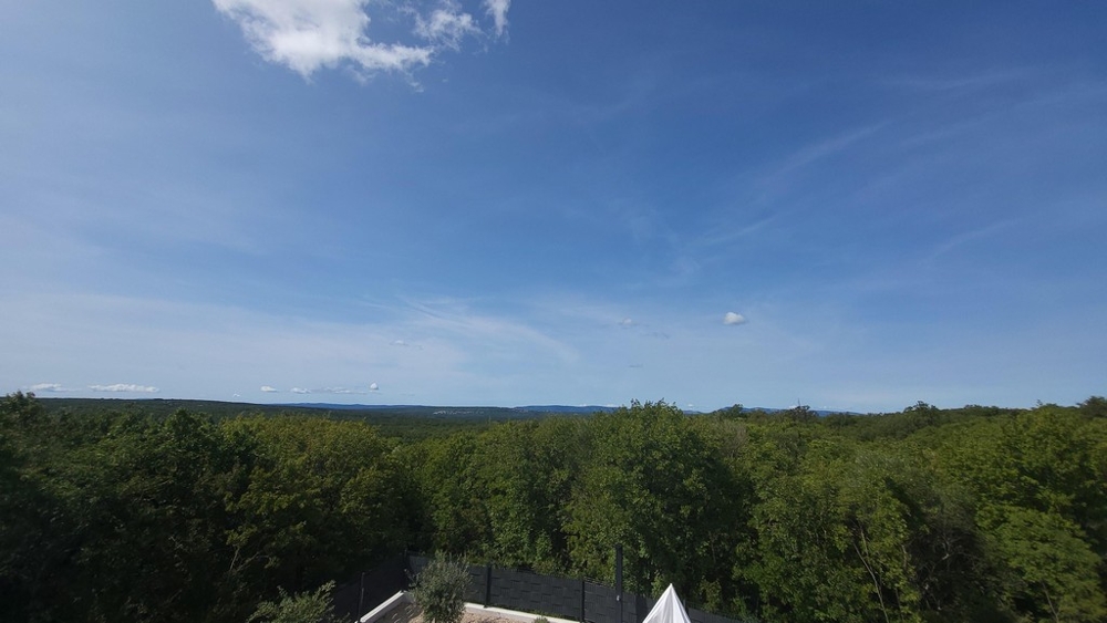 Vista sul paesaggio verde e sul mare sullo sfondo