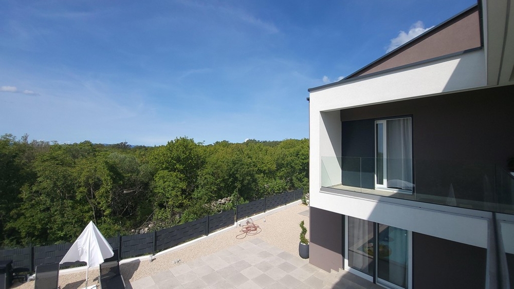 Villa moderna con terrazza e parapetto in vetro