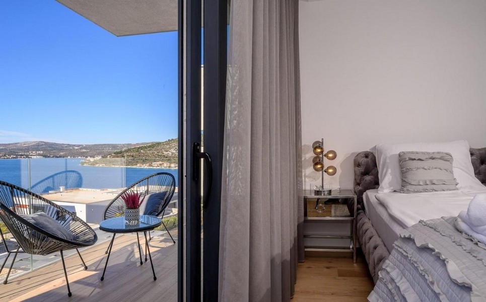 Camera da letto con balcone e vista mare
