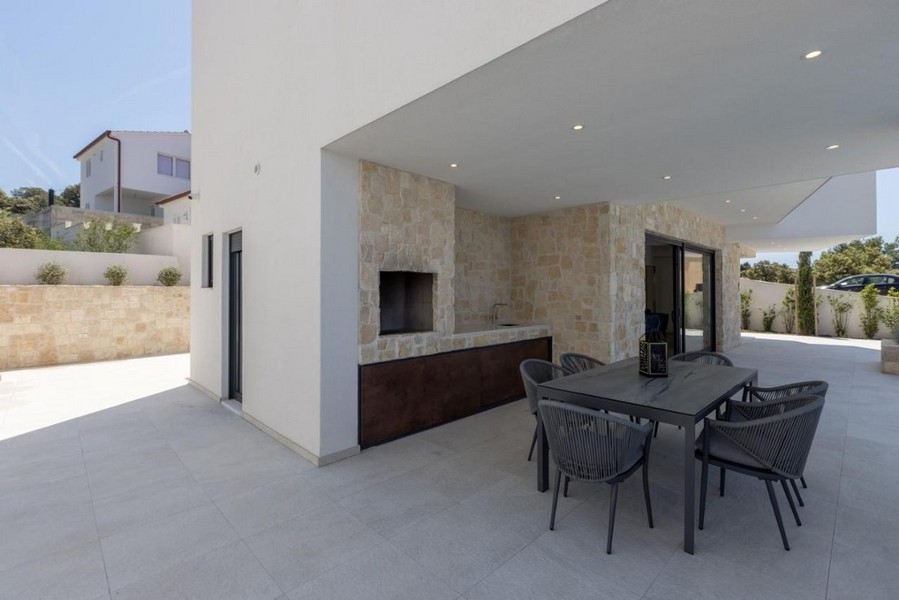 Terrazza coperta con barbecue e tavolo da pranzo