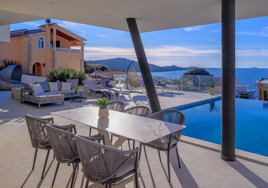 Vista sulla piscina e sul mare della villa H3669 a Rogoznica, Dalmazia.