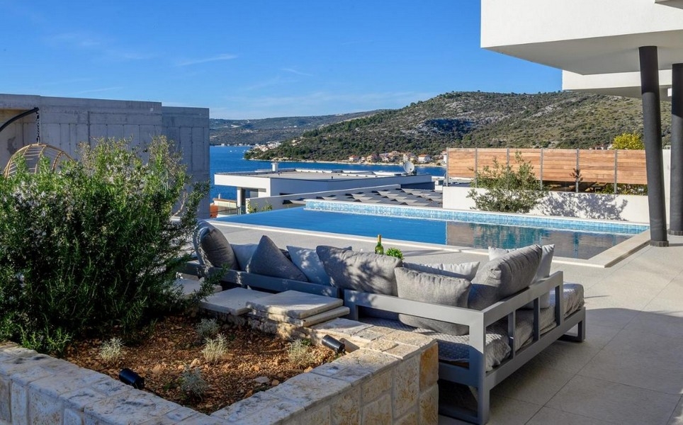 Terrazza con area lounge e piscina a sfioro, vista mare