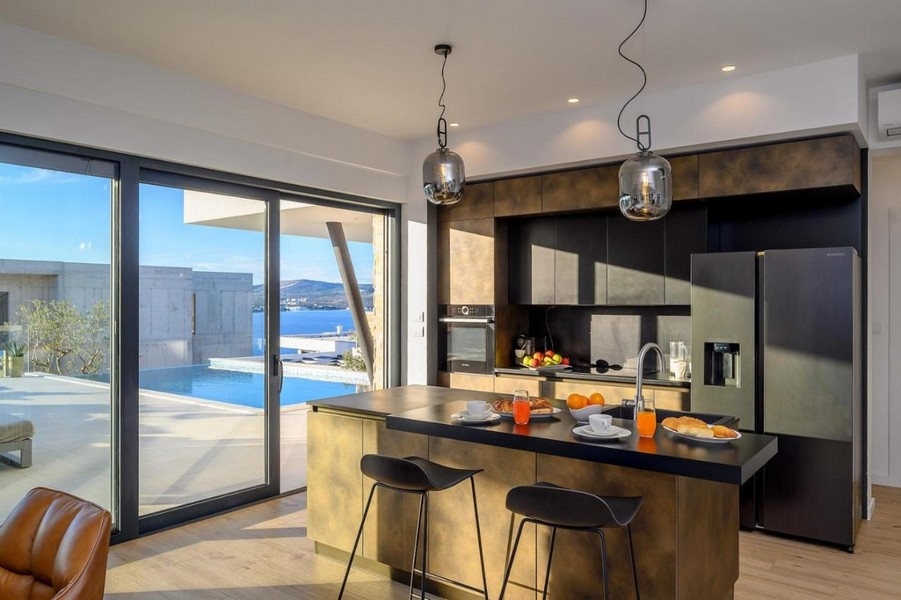 Cucina moderna con isola e vista mare