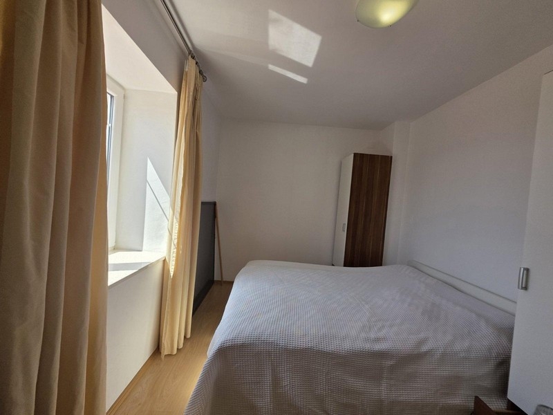 Camera da letto luminosa con letto matrimoniale e armadio
