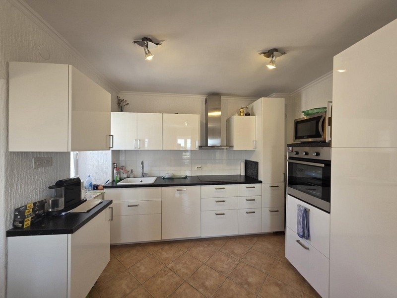 Cucina moderna a incasso con ante bianche lucide