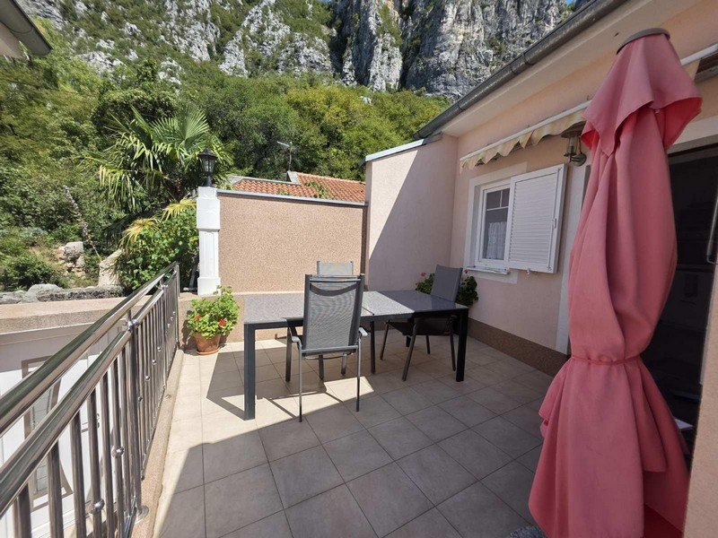 Terrazza con tavolo, sedie e vista sulle rocce
