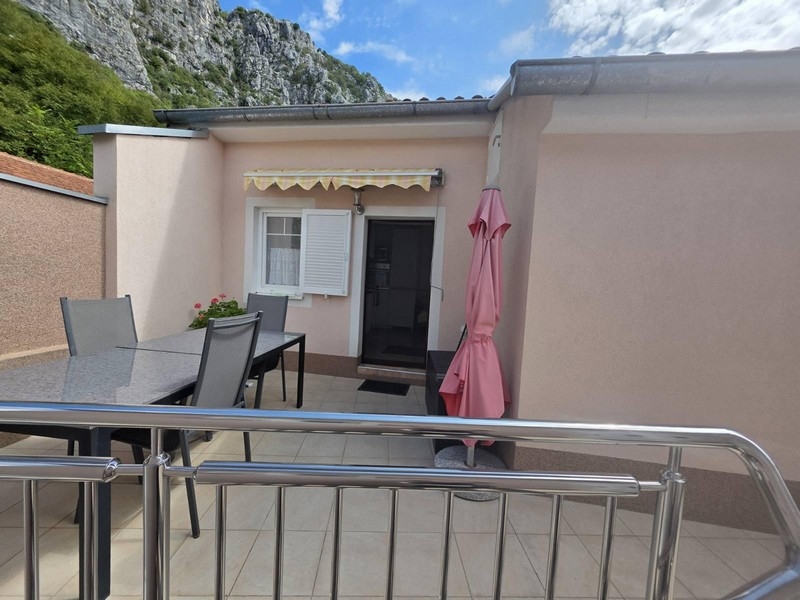 Terrazza con tenda da sole, zona seduta e ombrellone