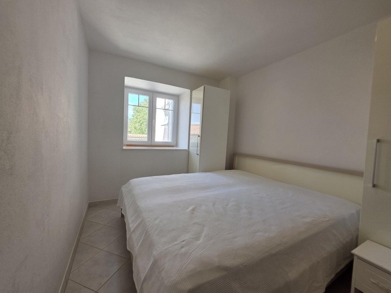Camera da letto con letto matrimoniale e armadio