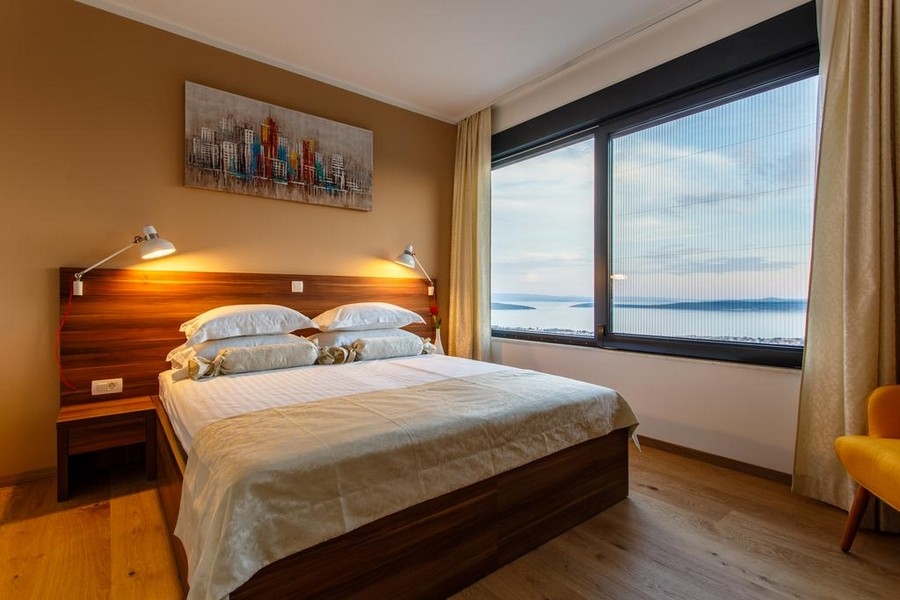 Camera da letto con letto matrimoniale e ampia vista sull'Adriatico