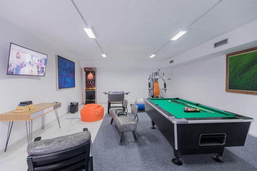 Sala hobby e giochi con tavolo da biliardo e area fitness