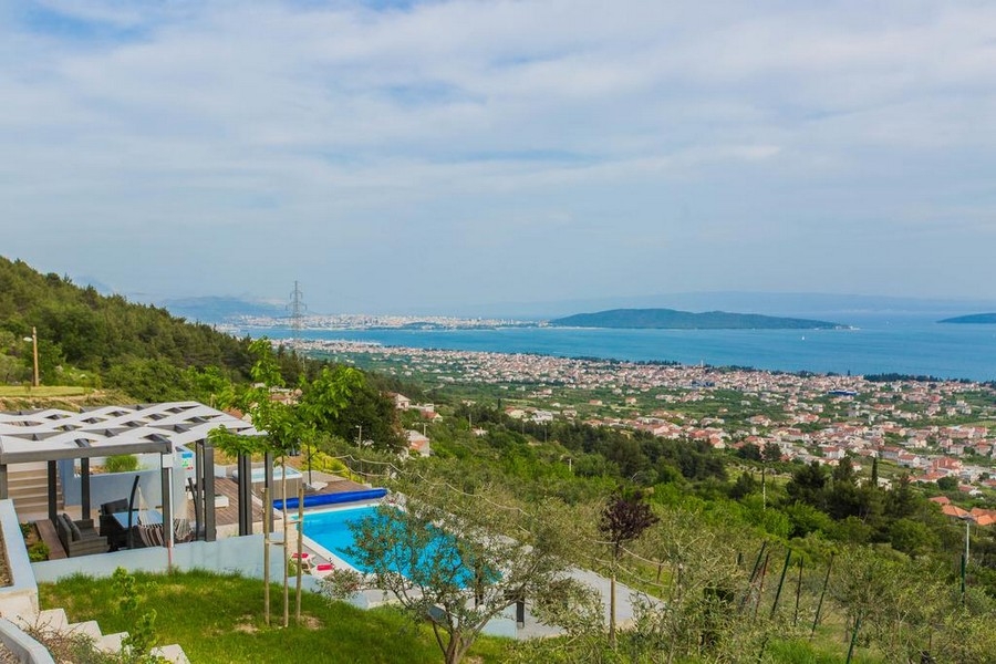Vista dalla villa H3672 su Split e sulla costa adriatica croata.