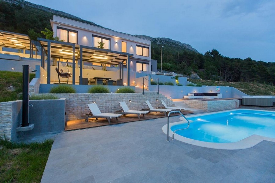Villa moderna con piscina e solarium a Kastela