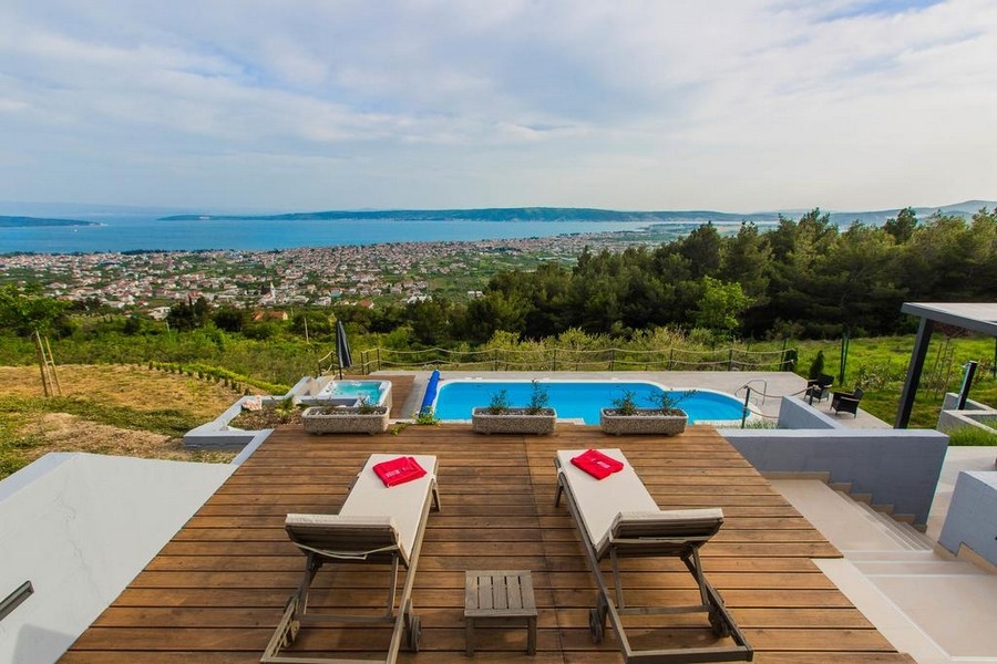 Vista panoramica dalla terrazza e dalla piscina sul mare e sulla città