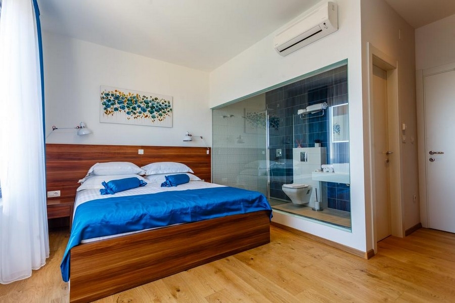 Camera da letto con letto matrimoniale e bagno en suite