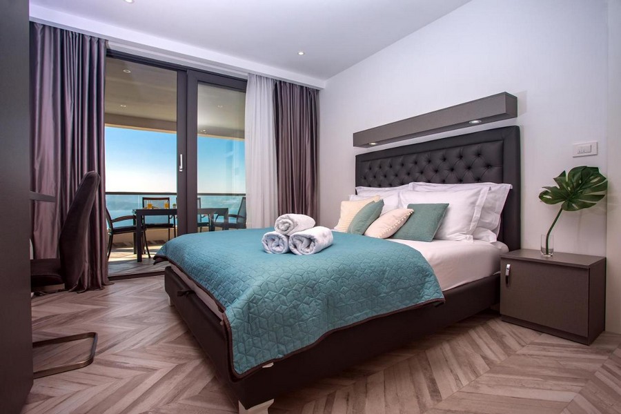 Camera da letto con letto matrimoniale e accesso alla terrazza