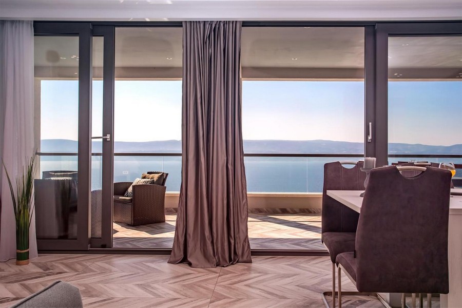 Balcone con zona salotto e vista mare