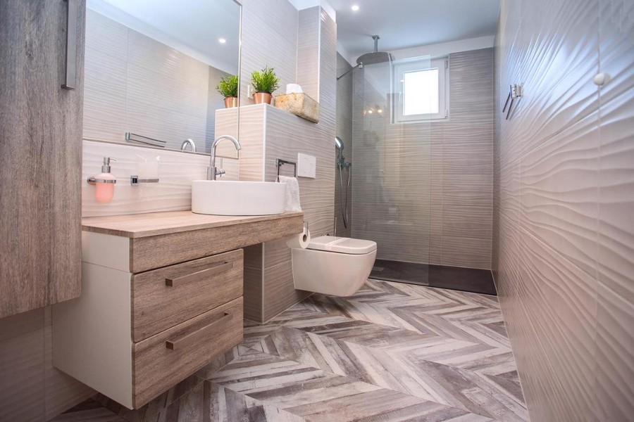 Bagno moderno con doccia e lavabo