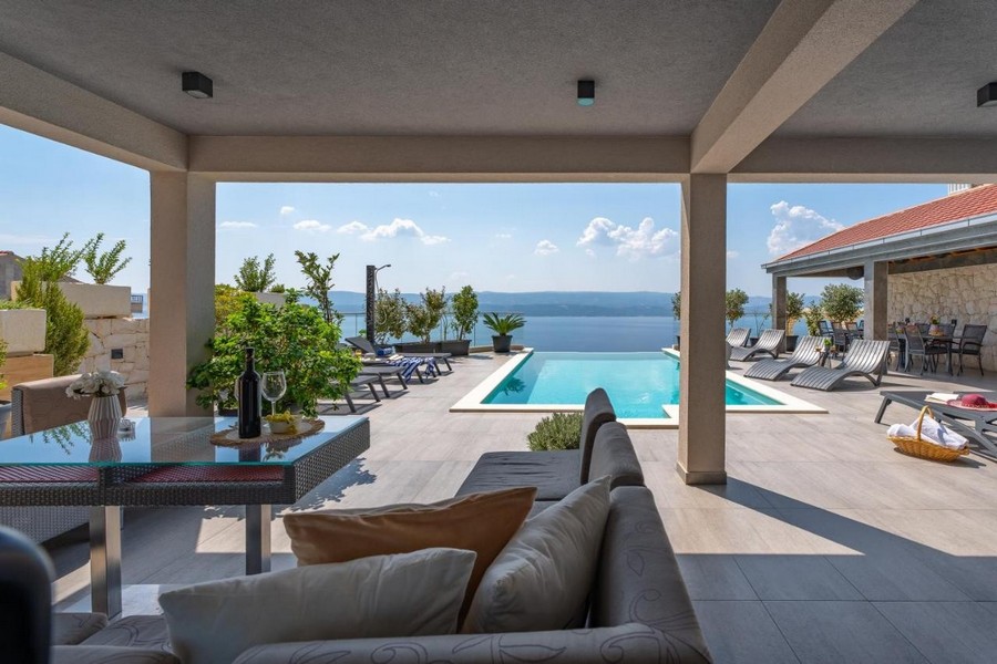Terrazza coperta con vista sulla piscina e sul mare