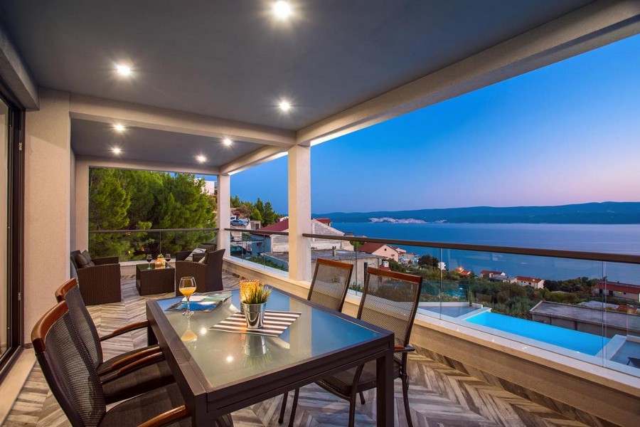 Terrazza con balcone e vista mare al tramonto