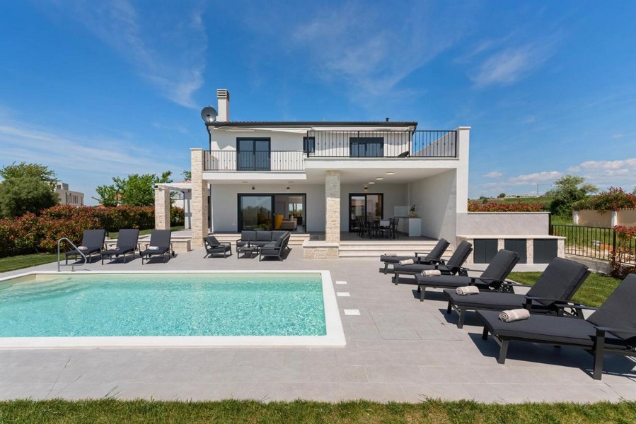 Esterno della villa con piscina e solarium