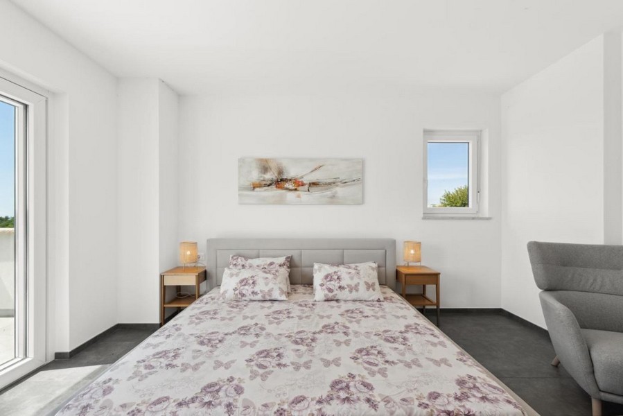 Camera da letto con letto matrimoniale e accesso al balcone