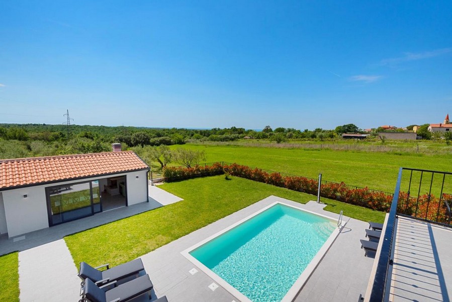 Vista sul verde e sulla piscina dell'immobile H3675 in Istria.