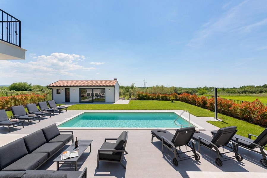 Area della piscina con solarium ed edificio annesso