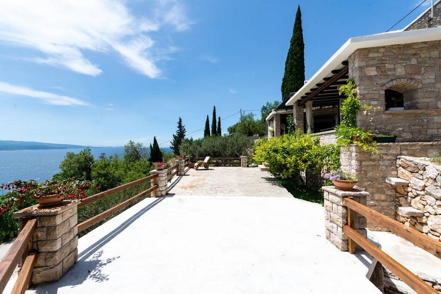 Ampia terrazza esterna con vista sul mare e sulla natura