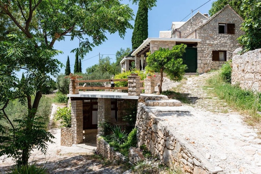 Casa in pietra in posizione collinare con giardino e terrazza