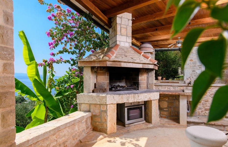 Cucina estiva coperta con griglia e vista mare