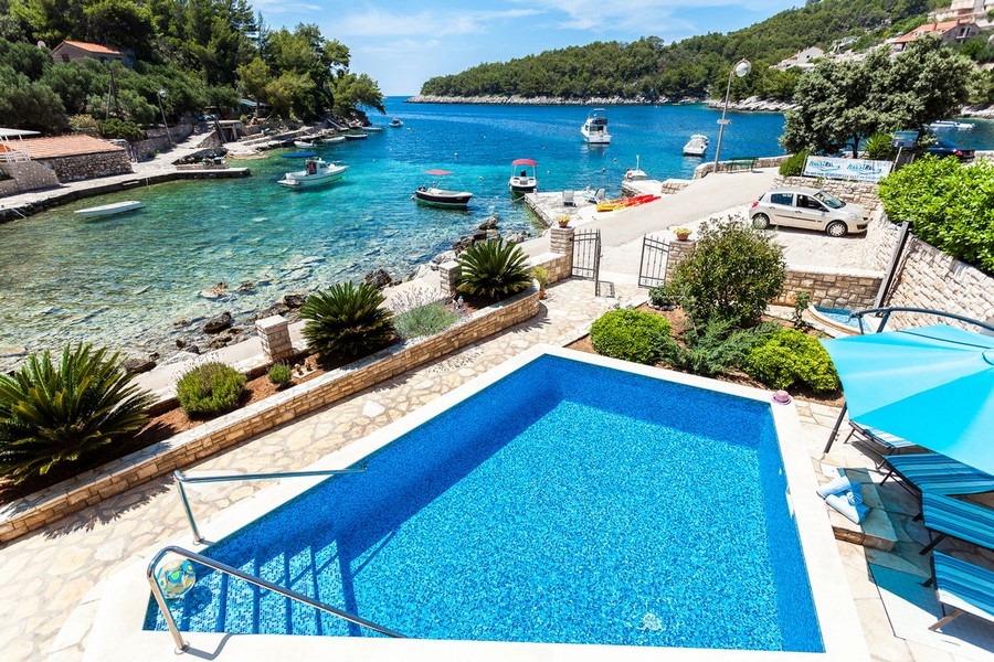 Piscina dell'immobile H3677 direttamente sul mare in Croazia.