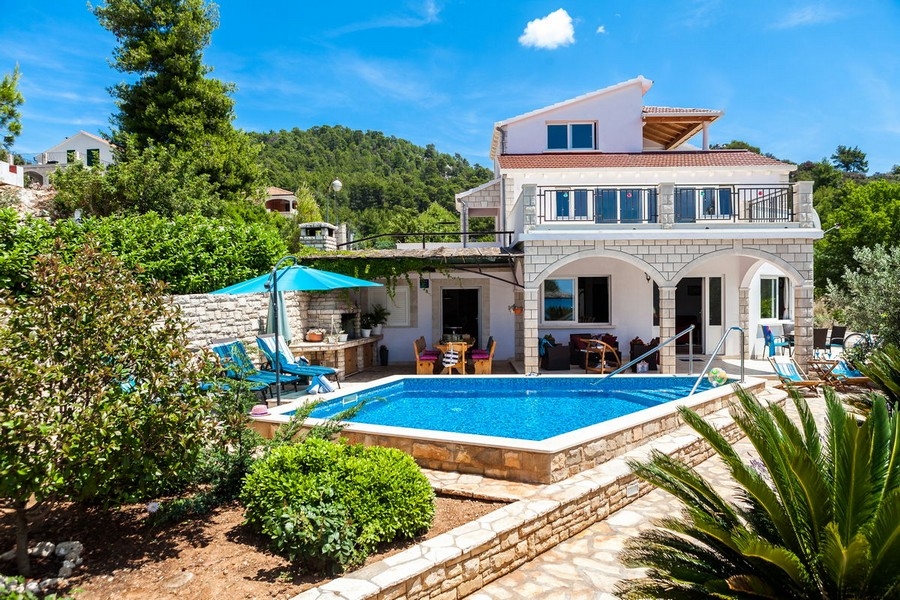 Casa con piscina e giardino a Korcula direttamente sul mare