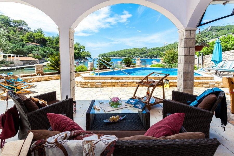 Terrazza coperta con vista sulla piscina e sul mare