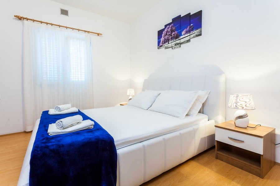 Camera da letto con letto matrimoniale e arredamento moderno