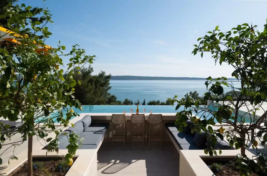 Zona salotto tra i limoni con piscina e vista mare