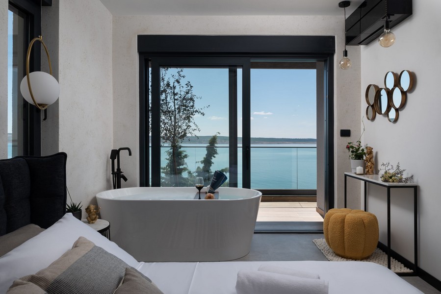 Bagno con vasca e vista panoramica sul mare