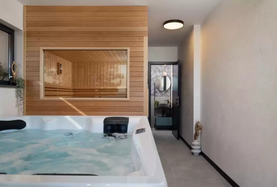 Area benessere con vasca idromassaggio e sauna