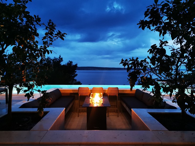 Lounge con focolare e vista mare di notte