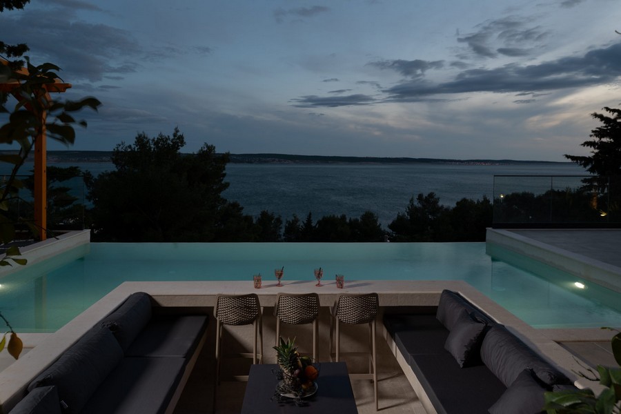 Piscina a sfioro con zona relax e vista sul mare