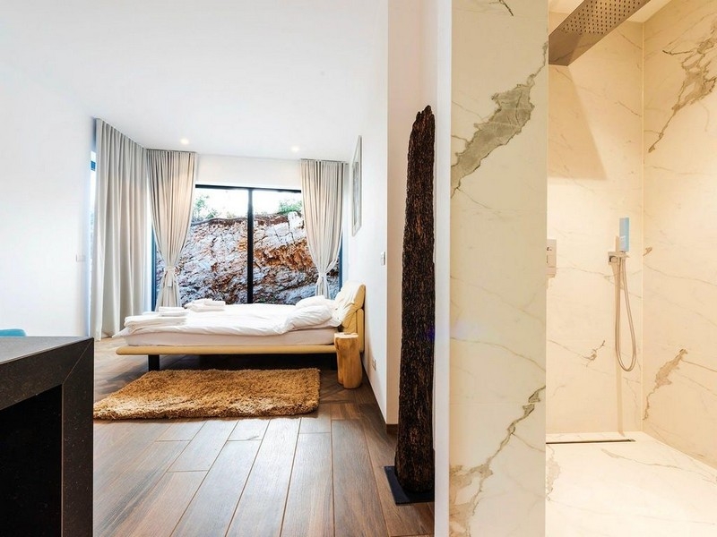 Camera da letto con grande finestra e bagno adiacente
