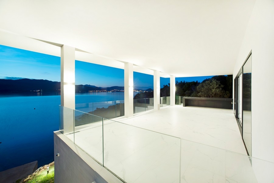 Villa di lusso sulla roccia con architettura moderna e vista mare