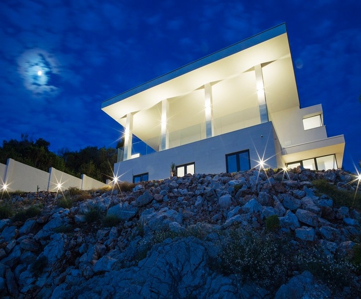 Villa moderna vicino a Dubrovnik direttamente sul mare, illuminata di notte