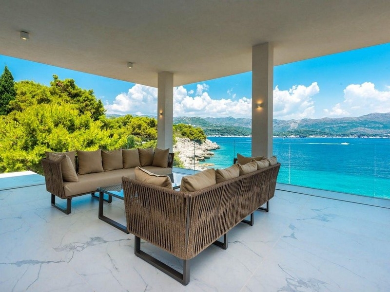 Terrazza coperta con zona relax e vista mare